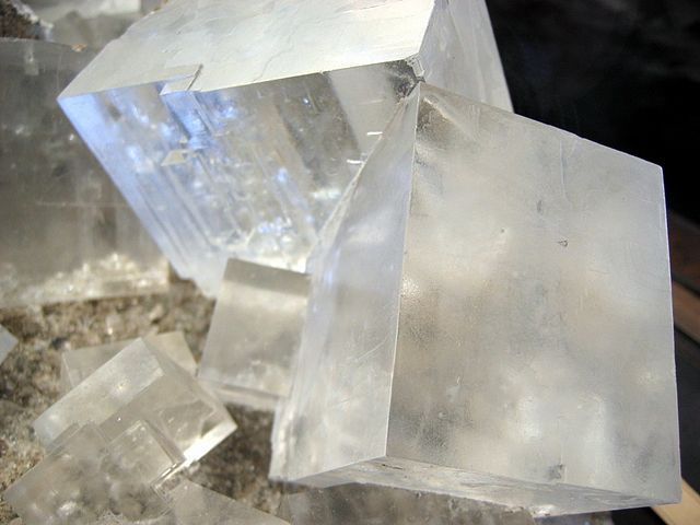 640px-Rock_salt_crystal